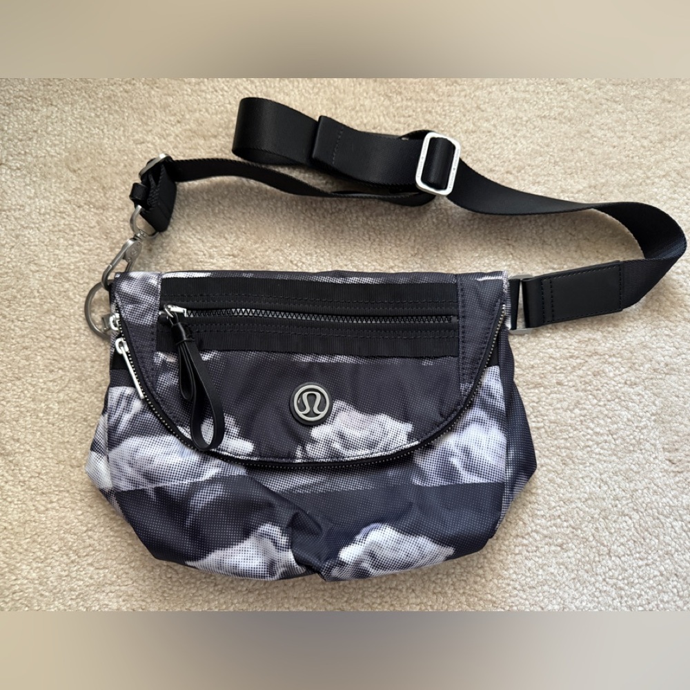 RARE Lululemon Festival Bag Jumbo Dream Rose Stripe Neutral Blush Black